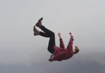 19 個夢見高處墜落的解釋：夢見自己從樓梯上摔下來 、夢見自己墜入車禍