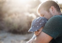 14 個夢見擁抱的解釋：夢見持火 、夢見在霧中擁抱某人