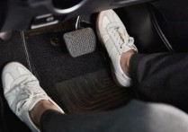 7 個夢見剎車的解釋：夢見沒有剎車、夢見踩剎車