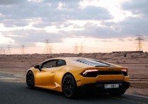 5 個夢見黃色汽車的解釋:夢見坐黃色汽車 、夢見收到一輛黃色的汽車