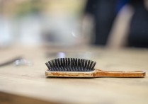 17 個夢見梳子的象徵和含義解釋