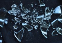 15 個夢見破碎的解釋：夢見壞掉的鐘、 夢見破碎的窗戶