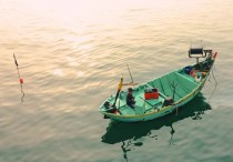 5 個夢見海裡釣魚的解釋：夢見海裡有船 、 夢見在海上約會