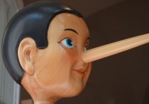 7 個夢見說謊的解釋： 夢見老闆躺在工作地點、夢見對孩子說謊