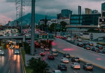 12 個夢見汽車撞擊的解釋：夢見坐車後跌倒、夢見一輛車拋錨撞車