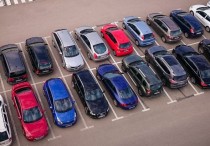 8 個夢見停車場的解釋：夢見停車場找不到車、夢見停車場停車