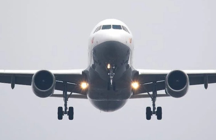 8 個夢見飛機的解釋：夢見坐飛機、夢見跳飛機