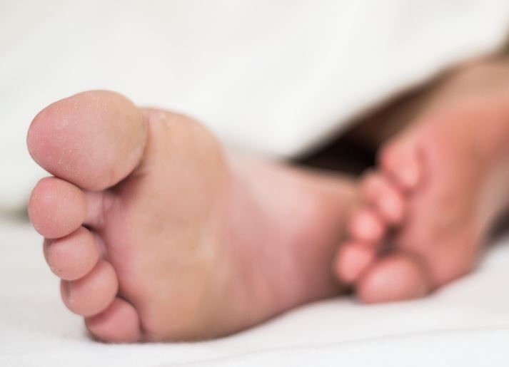 7 個夢見大腳趾的解釋：夢見咬自己的大腳趾、夢見大腳趾流血-狗尾詞典