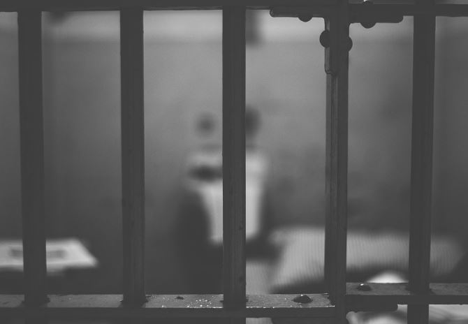8 個夢見犯罪的解釋： 夢見追捕罪犯、夢見罪犯進屋-狗尾詞典