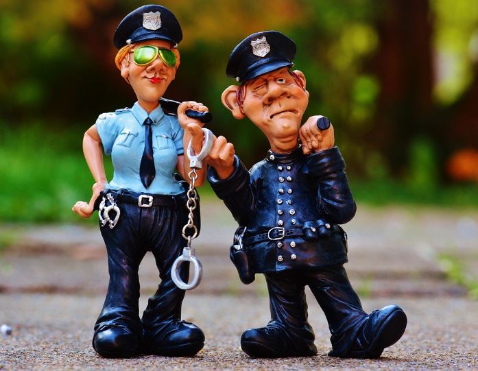 7 個夢見起訴的解釋：夢見認識的人被起訴、夢見去員警局-狗尾詞典