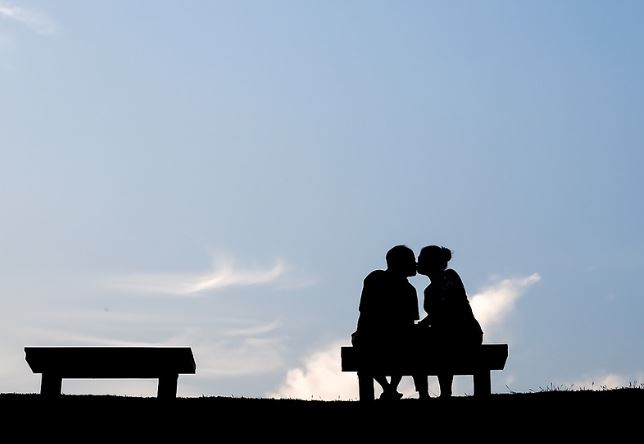 5 個夢見親吻前女友的解釋： 夢見和前女友發生關係、夢見和前女友約會-狗尾詞典