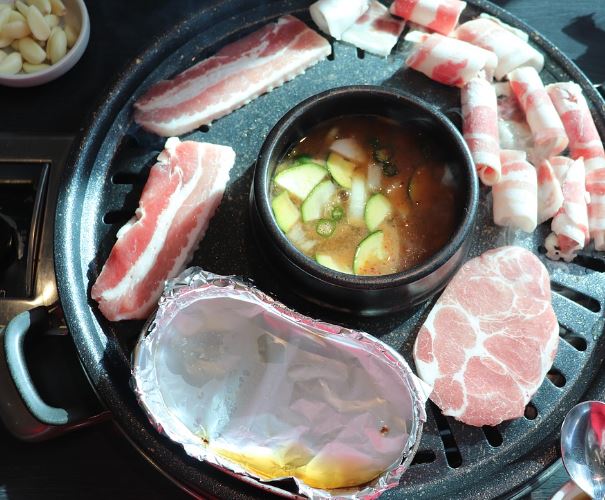 5 個夢見吃豬肉的解釋：夢見買五花肉和脖子肉、夢見寫豬肉-狗尾詞典