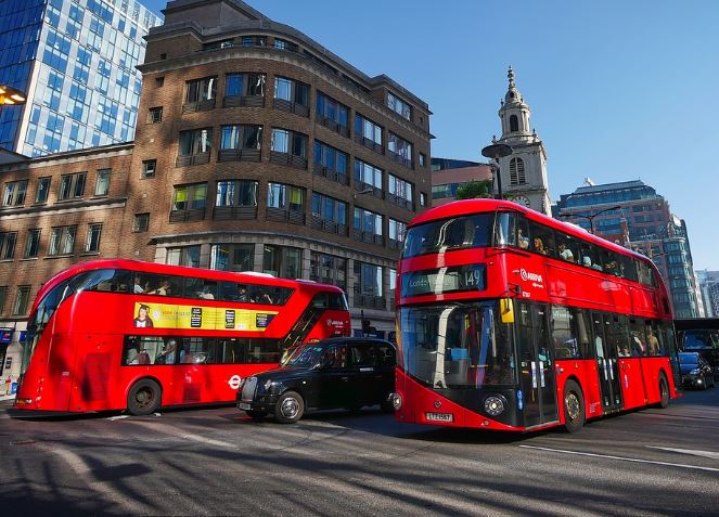 5 個夢見公交車事故的解釋：夢見公交車掉進海裡、夢見目睹公車事故-狗尾詞典