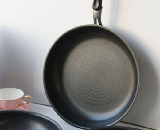 5 個夢見平底鍋燒焦的解釋：夢見扔掉煎鍋 、夢見扔煎鍋-狗尾詞典