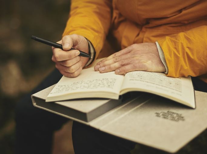 5 個夢見筆記本的解釋：夢見送筆記本、夢見在筆記本上寫字-狗尾詞典