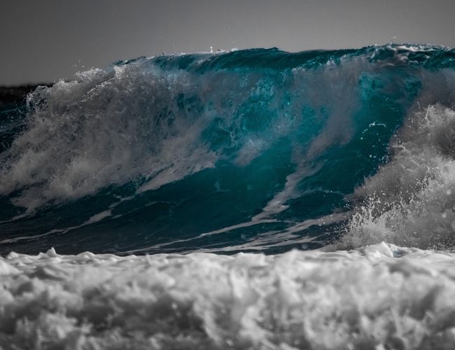 5 個夢見波濤洶湧的解釋：夢見乘風破浪、夢見波濤洶湧的海浪打在自己身上-狗尾詞典