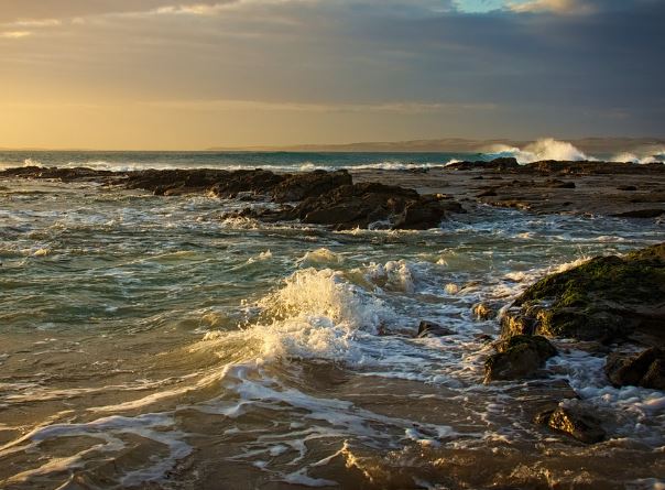 5 個夢見海浪的解釋:夢見海浪逃跑、夢見進入波浪-狗尾詞典 5 個夢見海浪的解釋:夢見海浪逃跑、夢見進入波浪-狗尾詞典