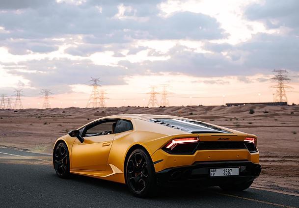 5 個夢見黃色汽車的解釋：夢見坐黃色汽車 、夢見收到一輛黃色的汽車-狗尾詞典